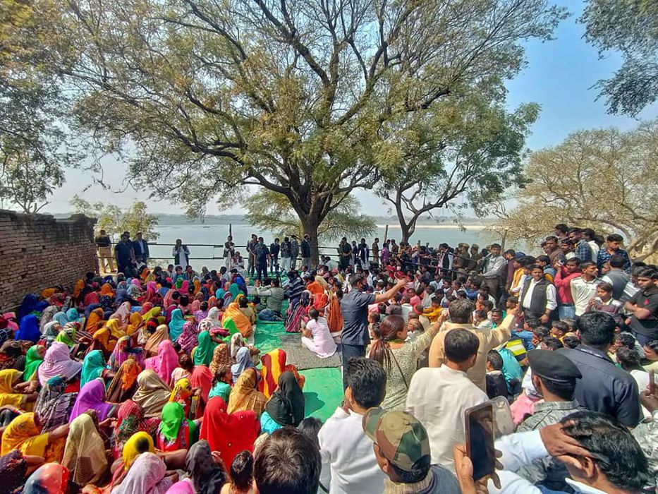 -काँग्रेस की राष्ट्रीय महासचिव और उत्तर प्रदेश प्रभारी प्रयागराज के बसवार गाँव में पहुंची और वहां उन