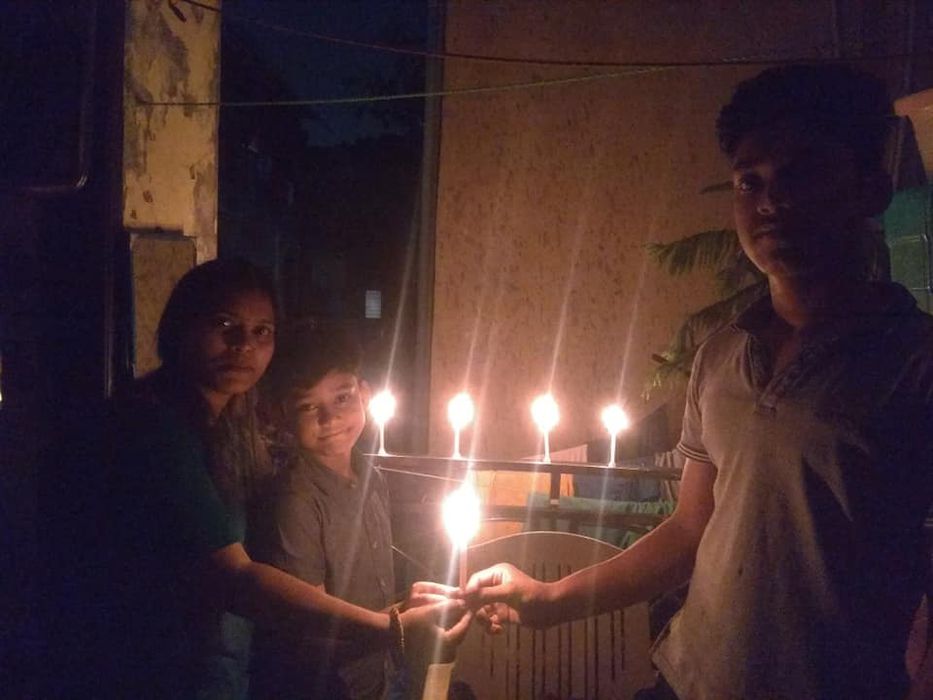 -प्रधानमंत्री नरेंद्र मोदी के आह्वान पर रविवार की रात नौ बजे वैश्विक महामारी कोरोना के अंधकार के बीच