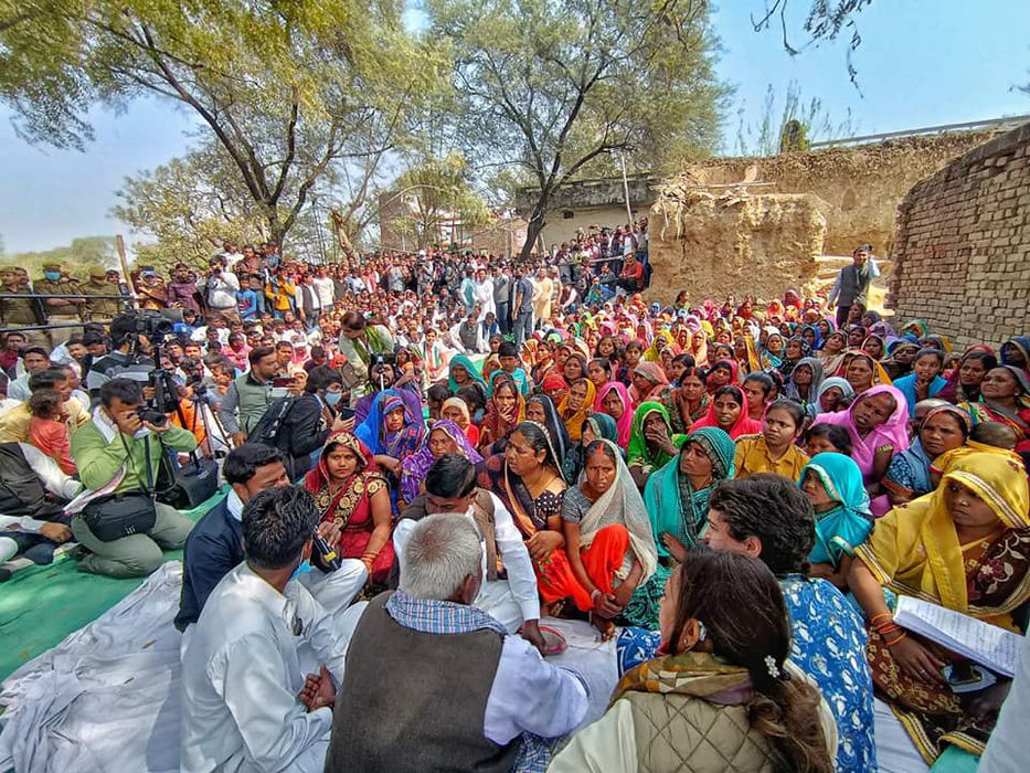 -काँग्रेस की राष्ट्रीय महासचिव और उत्तर प्रदेश प्रभारी प्रयागराज के बसवार गाँव में पहुंची और वहां उन