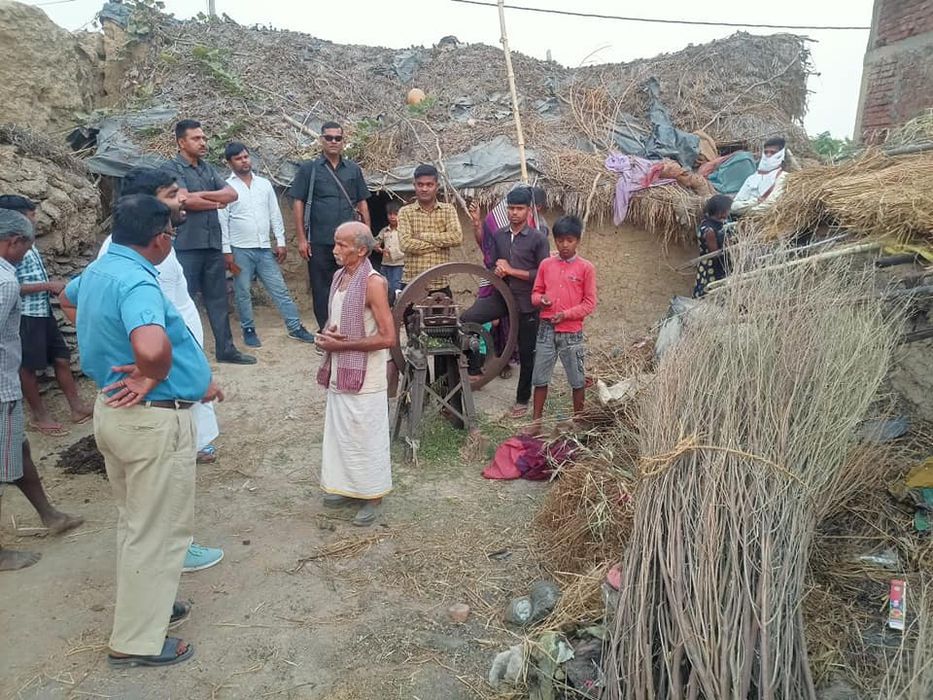 -महुवत पंचायत के मोहन डडवाँ गाँव में एक गरीब चंद्रवंशी परिवार के घर में अचानक आग लग गई। जिससे उसका घ