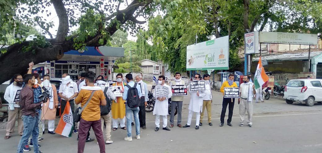 -भाजपा सरकार में तेल मूल्य वृद्धि दर को लेकर कांग्रेस पार्टी ने सड़क पर उतर कर जोरदार विरोध प्रर्दशन