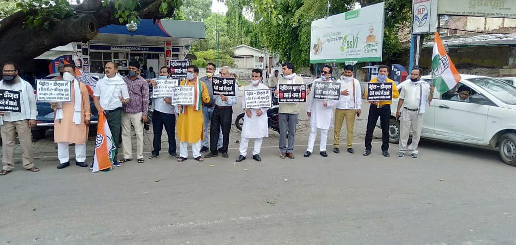 -भाजपा सरकार में तेल मूल्य वृद्धि दर को लेकर कांग्रेस पार्टी ने सड़क पर उतर कर जोरदार विरोध प्रर्दशन