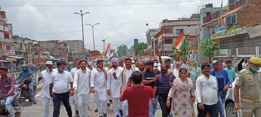 -कांग्रेस की राष्ट्रीय महासचिव और प्रदेश प्रभारी प्रियंका गांधी के निर्देशानुसार महानगर कांग्रेस कमे