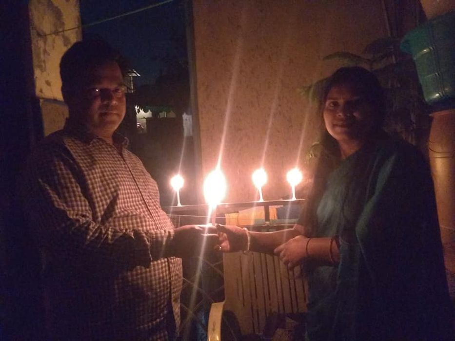 -प्रधानमंत्री नरेंद्र मोदी के आह्वान पर रविवार की रात नौ बजे वैश्विक महामारी कोरोना के अंधकार के बीच