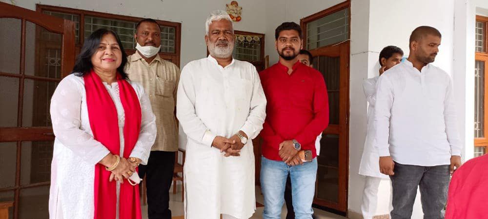 -लखनऊ के राजा बिजली पासी वार्ड प्रथम से पार्षद श्रीमती वीना रावत ने हाल ही में भारतीय जनता पार्टी के