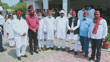 सर्वेश अंबेडकर - किसान विरोधी बिल के खिलाफ फर्रुखाबाद में समाजवादी पार्टी ने जिलाधिकारी को सौंपा ज्ञापन
