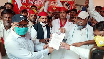 सर्वेश अंबेडकर - बेरोजगारी और भ्रष्टाचार को लेकर समाजवादी पार्टी ने फर्रुखाबाद में किया प्रदर्शन, जिलाधिकारी को सौंपा ज्ञापन