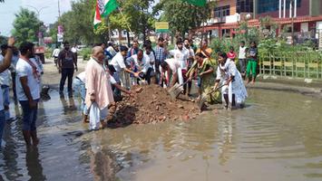 सरकार ने दिखाई लापरवाही तो कांग्रेसियों ने खुद ही सुधारी सड़क व्यवस्था