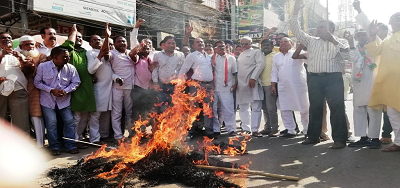 भूधर नारायण मिश्रा - प्रधानमंत्री नरेंद्र मोदी और सरकार के खिलाफ प्रदर्शन करते हुए महानगर कांग्रेस कमेटी के अधिकारी