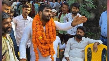 विकास सिंह के नामांकन क्रम में बड़ी संख्या में साथ रहे समर्थक