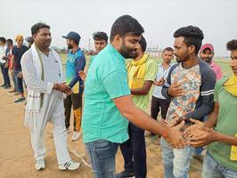अवरियां गांव में आयोजित क्रिकेट मैच में पहुँच युवा खिलाड़ियों का बढ़ाया मनोबल