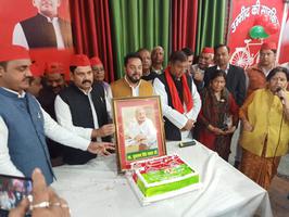 83 किलो का केक काटकर मनाया आदरणीय मुलायम सिंह यादव का जन्मदिवस