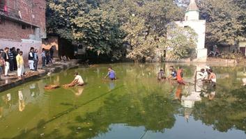 मोनू कनौजिया - सआदतगंज वार्ड के सुलतानपुर गढ़ैया के स्थानीय निवासियों की समस्याओं को सुना, तालाब में पानी की करवाई व्यवस्था