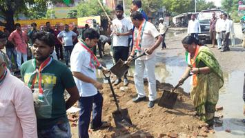 सरकार ने दिखाई लापरवाही तो कांग्रेसियों ने खुद ही सुधारी सड़क व्यवस्था