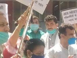 JEE-NEET परीक्षा के खिलाफ सड़क पर उतरी कांग्रेस, तिलक हाल से बड़ा डाकघर तक किया प्रदर्शन