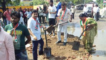 सरकार ने दिखाई लापरवाही तो कांग्रेसियों ने खुद ही सुधारी सड़क व्यवस्था