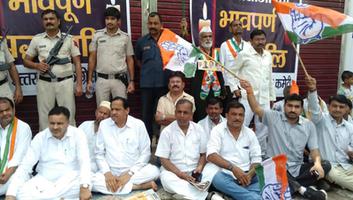 राजीव द्विवेदी - किसानों के सम्मान में , कॉंग्रेस मैदान में.. सीतापुर जेल गेट से जारी है कॉंग्रेसियों का प्रदर्शन
