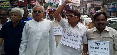 कानपुर :  केन्द्र सरकार के विरोध में धरने पर बैठे कांग्रेसी नेता
