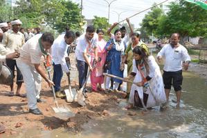 सरकार ने दिखाई लापरवाही तो कांग्रेसियों ने खुद ही सुधारी सड़क व्यवस्था