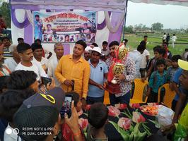 नवयुवक कमेटी के युवा खिलाड़ियों को पुरस्कृत कर की हौंसलाअफजाई