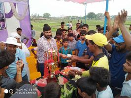 नवयुवक कमेटी के युवा खिलाड़ियों को पुरस्कृत कर की हौंसलाअफजाई