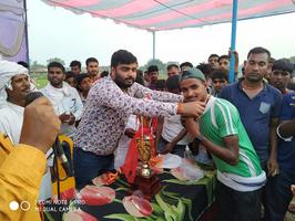 नवयुवक कमेटी के युवा खिलाड़ियों को पुरस्कृत कर की हौंसलाअफजाई