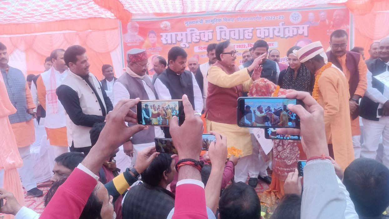 -आज जनपद चंदौली के सदर ब्लाक परिसर में मुख्यमंत्री सामूहिक विवाह कार्यक्रम का आयोजन किया गया। सामूहि