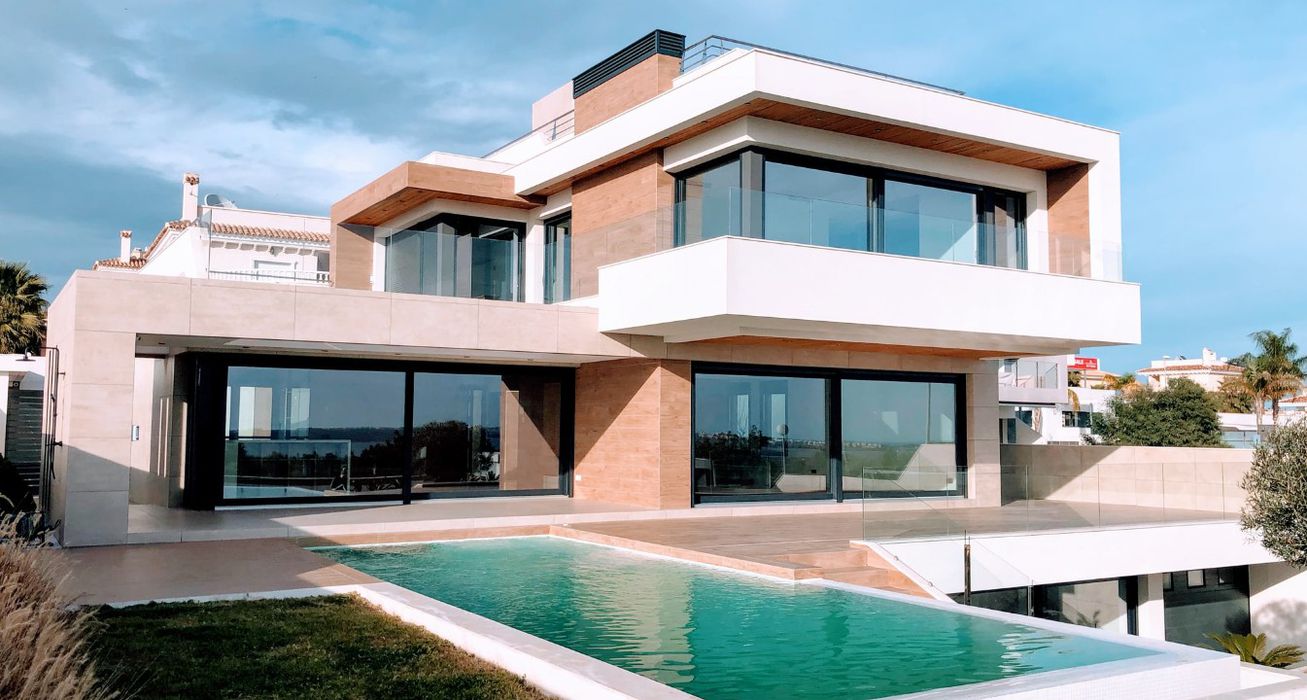 - Advantages of Builder Floors1. LOCATION: The biggest advantage of a Builder floor is tha