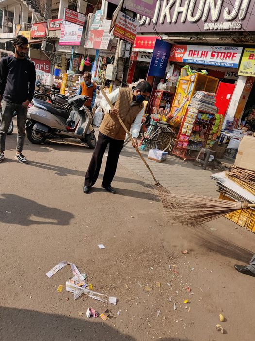 -लखनऊ पूर्व विधानसभा के अंतर्गत आज क्षेत्रीय पार्षद दिलीप श्रीवास्तव ने स्वच्छता अभियान चलाकर लोगों 