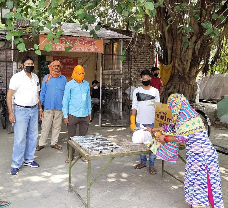 -लखनऊ के मैथिलीशरण गुप्त वार्ड में रोजाना की भांति आज भी नमो किचन के अंतर्गत भोजन बनवाकर उसका वितरण 