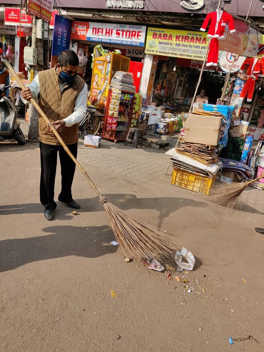 -लखनऊ पूर्व विधानसभा के अंतर्गत आज क्षेत्रीय पार्षद दिलीप श्रीवास्तव ने स्वच्छता अभियान चलाकर लोगों 