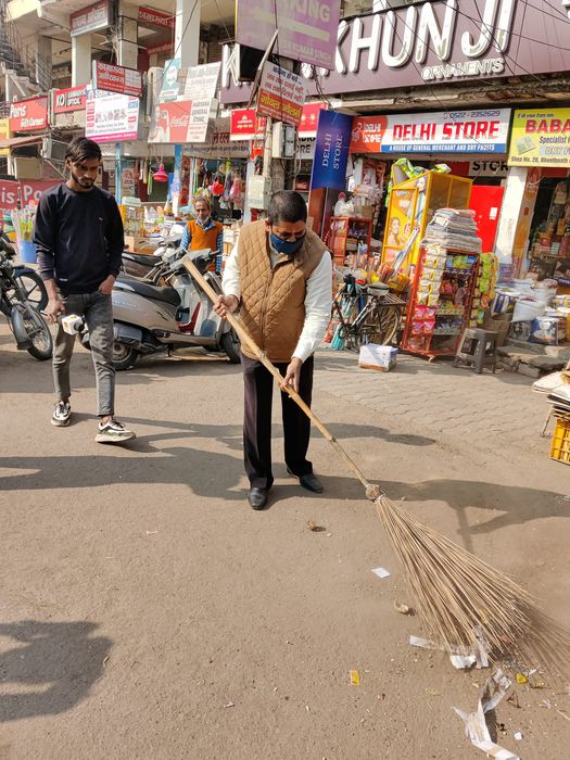 -लखनऊ पूर्व विधानसभा के अंतर्गत आज क्षेत्रीय पार्षद दिलीप श्रीवास्तव ने स्वच्छता अभियान चलाकर लोगों 