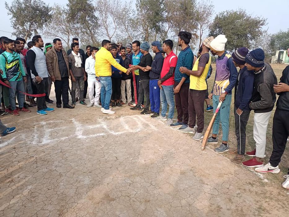 -मोकारी गांव में आयोजित क्रिकेट टूर्नामेंट में रविवार को खिलाड़ियों का उत्साह व मनोबल बढ़ाने के लिए क