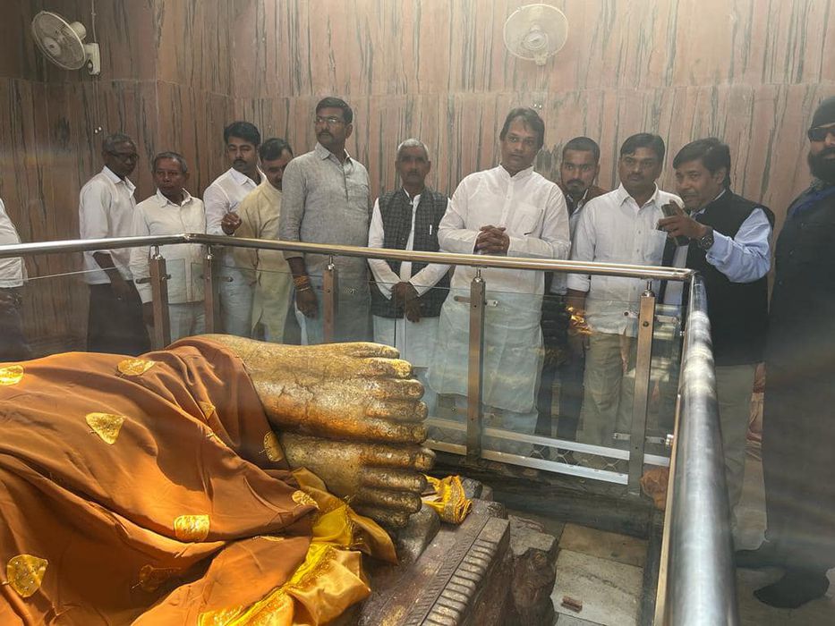 -युवा जदयू राष्ट्रीय अध्यक्ष संजय कुमार ने आज कुशीनगर में स्थापित भगवान बुद्ध की लेटी प्रतिमा के दर्