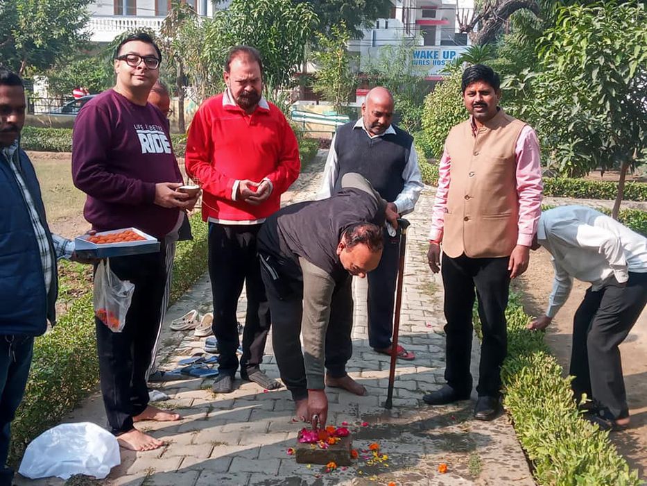 -लखनऊ पूर्व विधानसभा के अंतर्गत मैथिलीशरण गुप्त वार्ड में इंदिरानगर के ए ब्लॉक के सामने पार्क का जीर