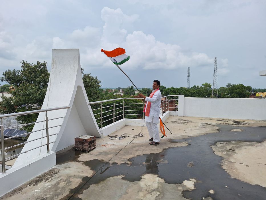 -देश की एकता और सम्मान का प्रतीक तिरंगा हर भारतवासी का गर्व और गौरव है। इसी भावना को जीवंत करते हुए,