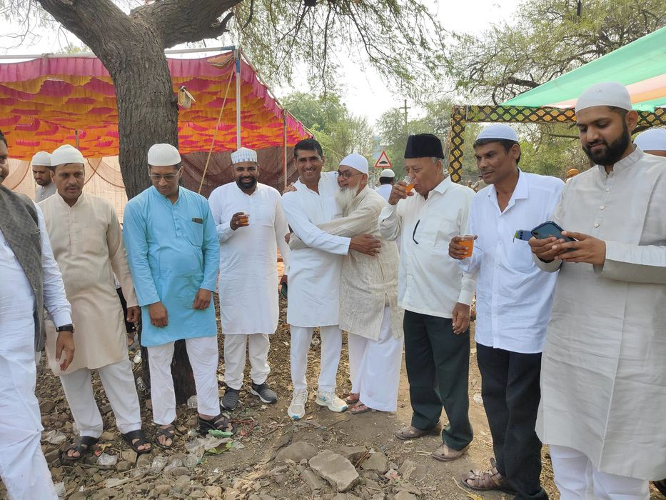 -मध्य प्रदेश के मंदसौर जिले में धूमधाम से ईद-उल-फ़ितर का पर्व मनाया गया, संप्रदाय के स्थानीय निवासियो