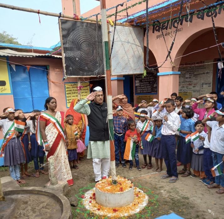 -गणतंत्र दिवस के मंगल अवसर पर अमर झा जी ने आज अपने बाल्यकाल के प्रथम “प्राथमिक विद्यालय” में झंडोत्त