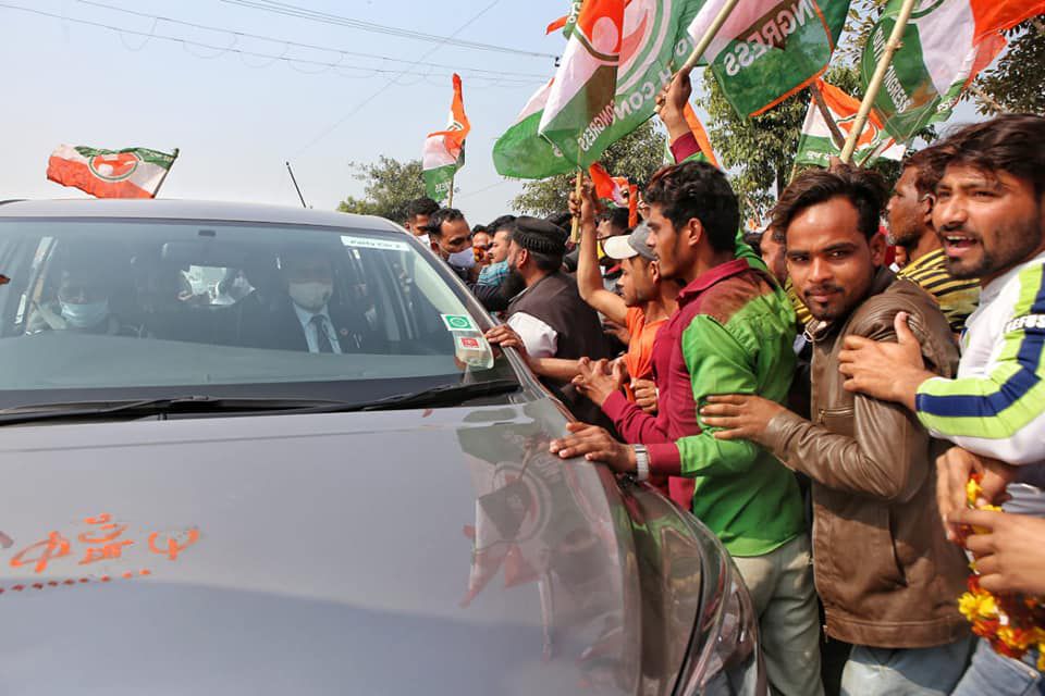 -काँग्रेस की राष्ट्रीय महासचिव प्रियंका गांधी के बिजनौर किसान महापंचायत में जाते हुए हापुड़ में कॉंग्