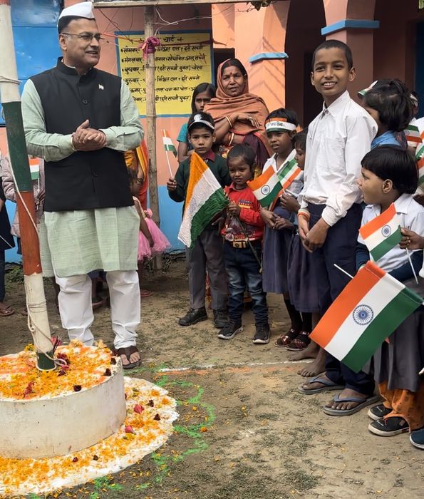 -गणतंत्र दिवस के मंगल अवसर पर अमर झा जी ने आज अपने बाल्यकाल के प्रथम “प्राथमिक विद्यालय” में झंडोत्त