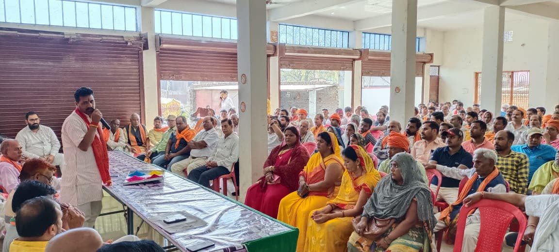 -आज विधानसभा सकलडीहा में स्थित केंद्रीय कार्यालय पर होली मिलन समारोह का आयोजन किया गया, जिसमें बड़ी स