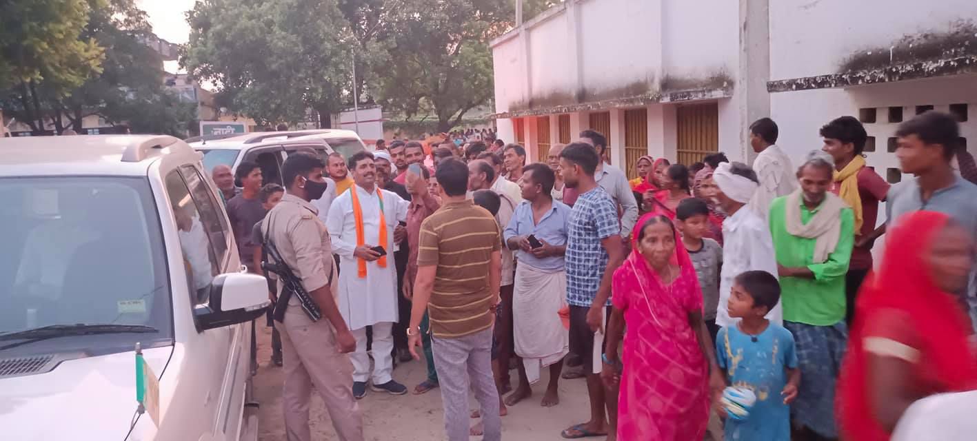 -बीते पाँच वर्षों से अपने अथक प्रयासों व ईमानदारी के साथ सकलडीहा विधानसभा से जनप्रिय नेता सूर्यमुनि 