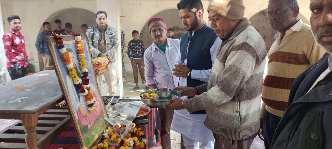 -ऐसा चाहूं राज मैं, जहां मिले सबन को अन्न।छोट-बड़ो सब सम बसे, रविदास रहे प्रसन्न॥अपने तेजस्वी विचारो