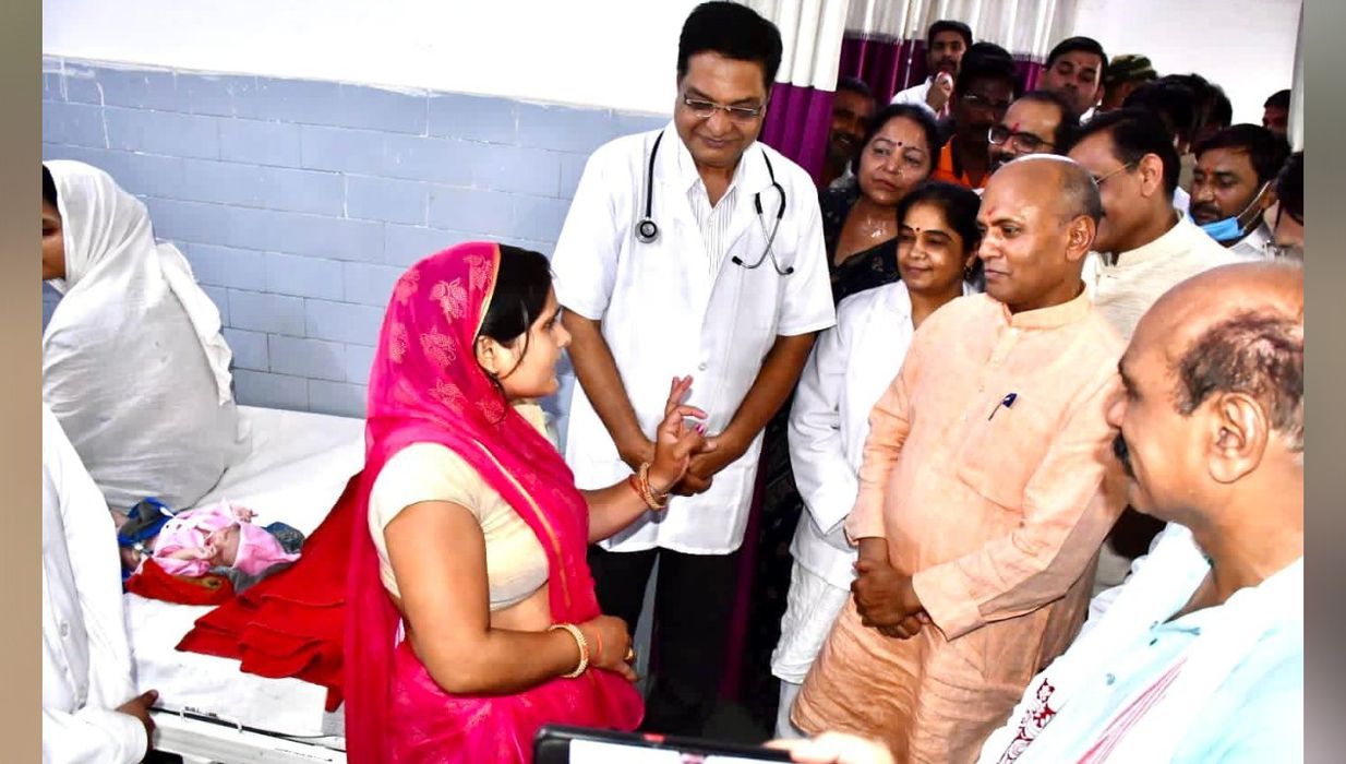 -मध्य प्रदेश आगमन पर केंद्रीय इस्पात मंत्री श्री आरसीपी सिंह ने आज सामुदायिक स्वास्थ्य केंद्र, खजुरा