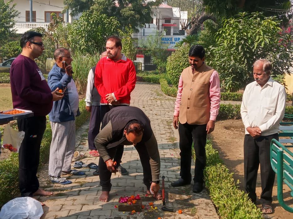 -लखनऊ पूर्व विधानसभा के अंतर्गत मैथिलीशरण गुप्त वार्ड में इंदिरानगर के ए ब्लॉक के सामने पार्क का जीर