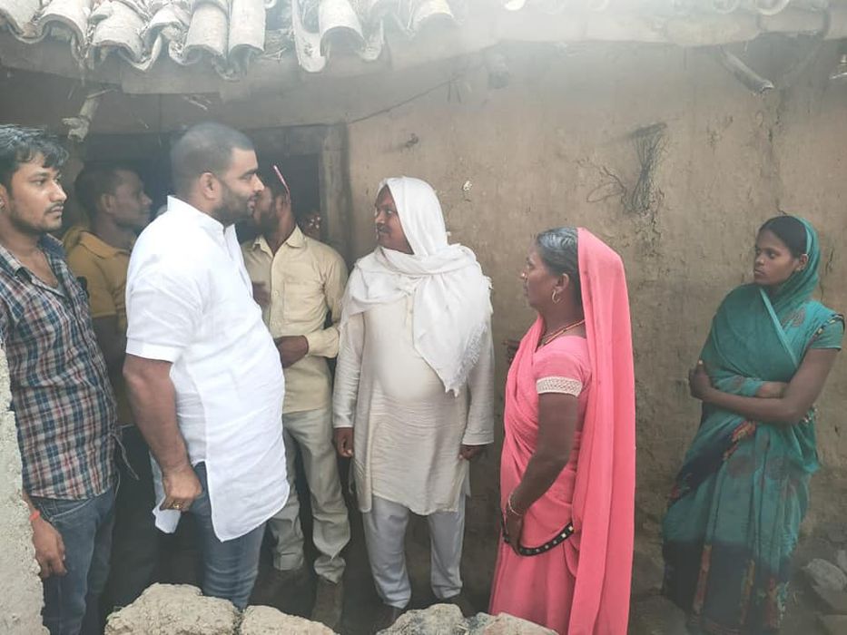 -भभुआ प्रखंड के जागेबराव पंचायत क्षेत्र के अंतर्गत खुर्माबाद गाँव में एक गरीब व्यक्ति महेश राम के घर