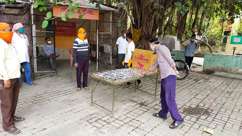 -लखनऊ के मैथलीशरण गुप्त वार्ड में आज भी नमो किचन का, वहाँ बने भोजन का वितरण भाजपा प्रवक्ता व पार्षद 