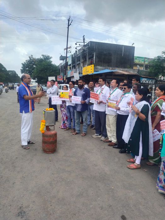 -महंगाई और बेरोजगारी के मुद्दे को लेकर कांग्रेस अपने देशव्यापी प्रदर्शन की तैयारियों में जुट चुकी है