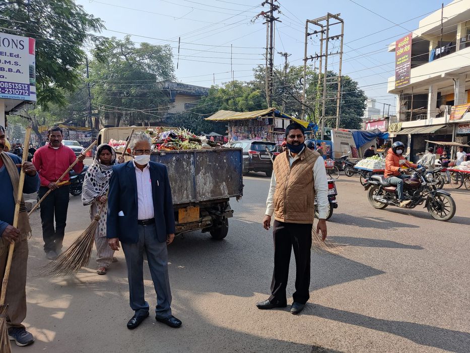 -लखनऊ पूर्व विधानसभा के अंतर्गत आज क्षेत्रीय पार्षद दिलीप श्रीवास्तव ने स्वच्छता अभियान चलाकर लोगों 