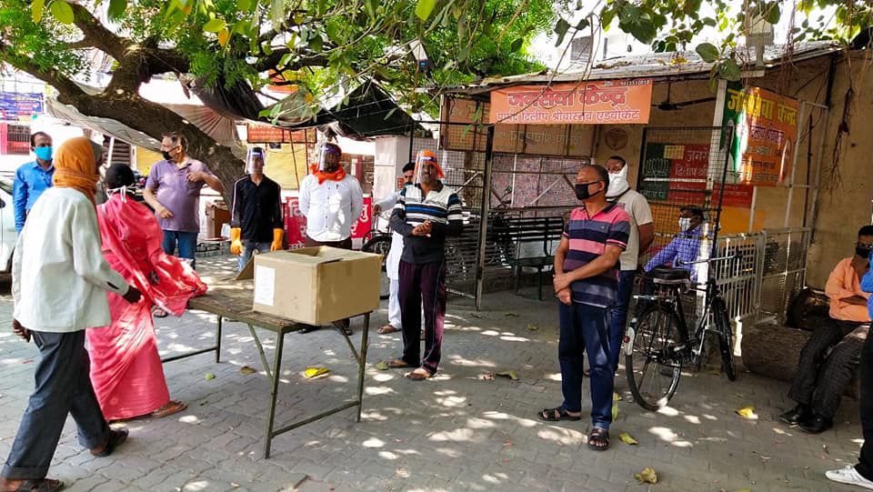 -लखनऊ के मैथलीशरण गुप्त वार्ड में आज भी नमो किचन का, वहाँ बने भोजन का वितरण भाजपा प्रवक्ता व पार्षद 